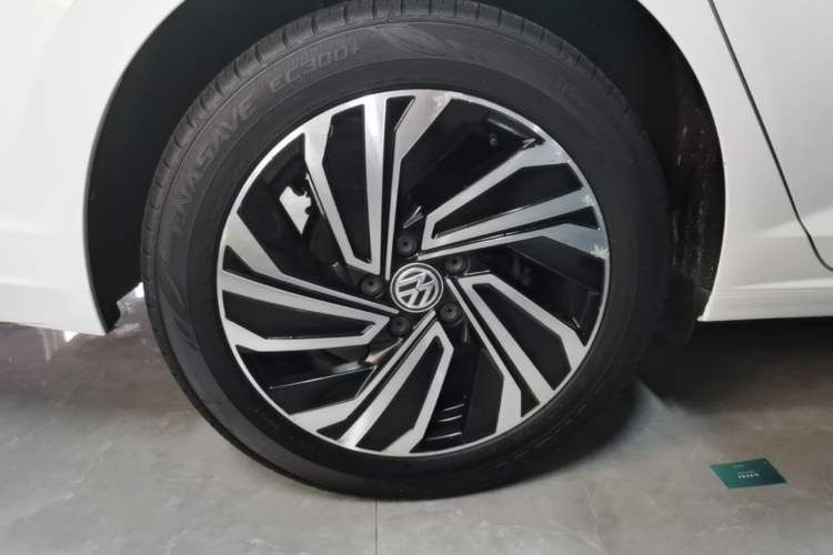 Used Volkswagen Sagitar 2022 280TSI DSG Excellence Edition Right Rear Wheel Hub