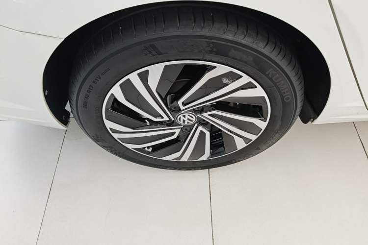 Used Volkswagen Sagitar 2022 200TSI DSG Flyover Edition Right Rear Wheel Hub