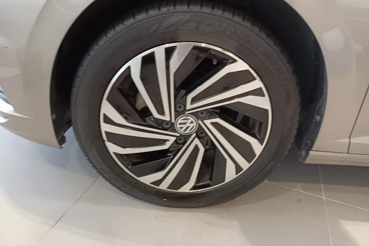 Used Volkswagen Sagitar 2022 280TSI DSG Flyover Edition Left Front Wheel Hub