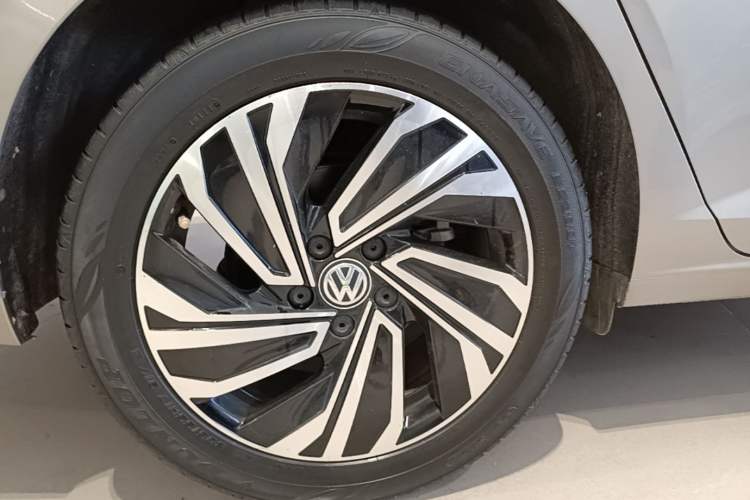 Used Volkswagen Sagitar 2022 280TSI DSG Flyover Edition Right Rear Wheel Hub