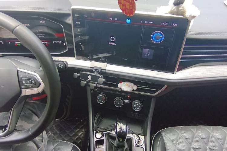 Used Volkswagen Sagitar 2023 300TSI DSG Excellence Edition Audio And AC Panel