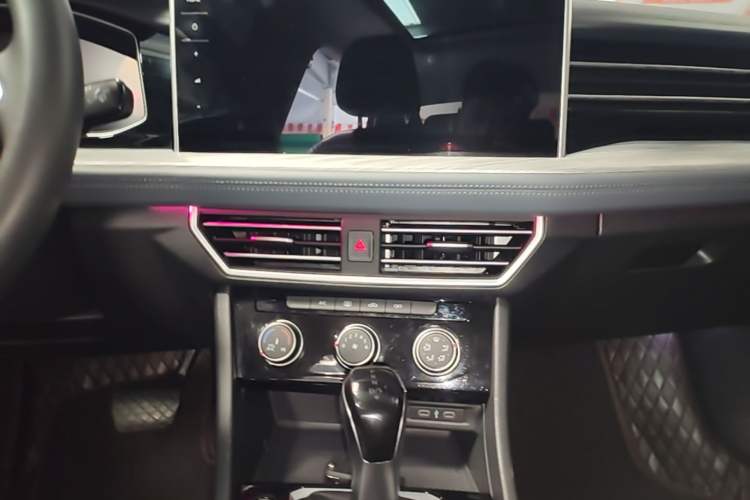 Used Volkswagen Sagitar 2023 300TSI DSG Excellence Edition Audio And AC Panel
