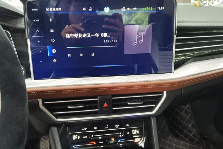 Used Volkswagen Sagitar 2023 280TSI DSG Excellence Plus Edition Audio And AC Panel