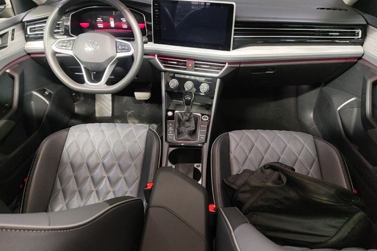 Used Volkswagen Sagitar 2023 300TSI DSG Excellence Edition Center Console