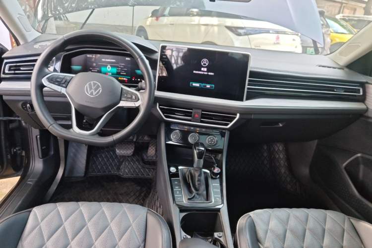Used Volkswagen Sagitar 2023 300TSI DSG Excellence Edition Center Console