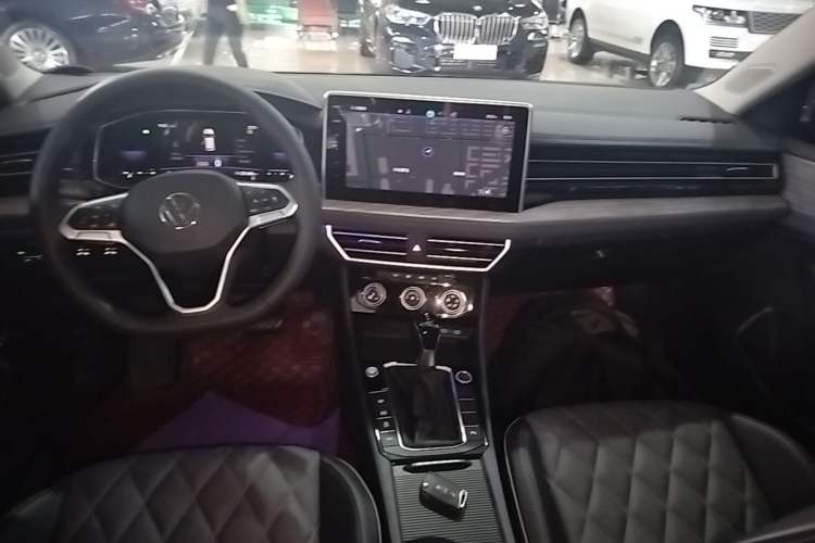 Used Volkswagen Sagitar 2023 300TSI DSG Excellence Edition Center Console