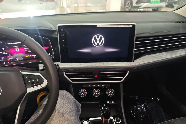 Used Volkswagen Sagitar 2023 300TSI DSG Excellence Edition Center Console