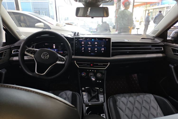 Used Volkswagen Sagitar 2023 300TSI DSG Excellence Edition Center Console