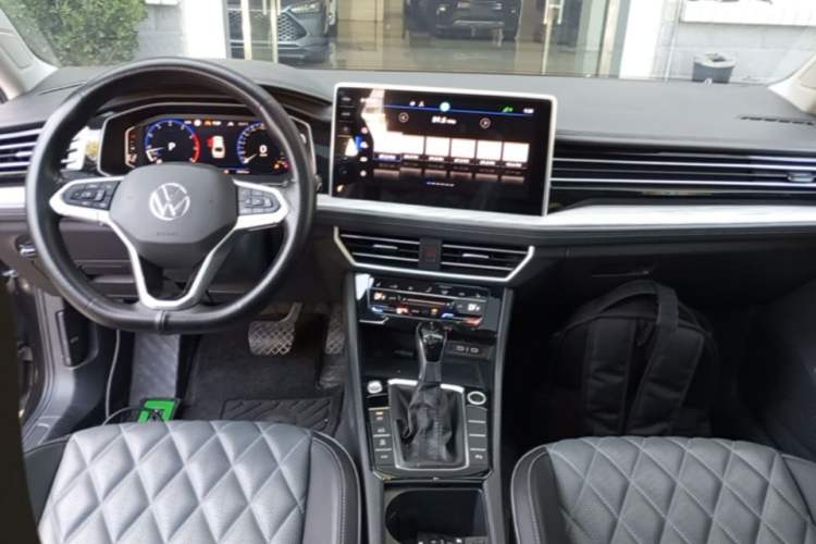 Used Volkswagen Sagitar 2023 280TSI DSG Excellence Edition Center Console
