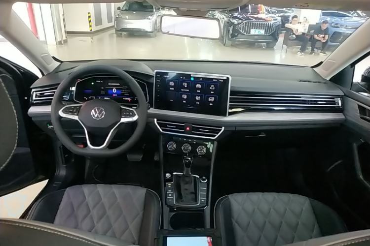Used Volkswagen Sagitar 2023 300TSI DSG Excellence Edition Center Console