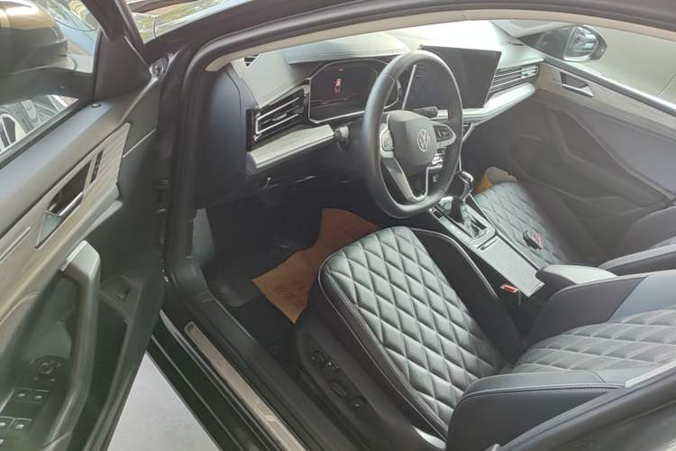 Used Volkswagen Sagitar 2023 300TSI DSG Excellence Edition Driver Seat
