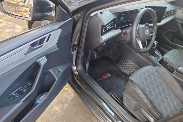 Used Volkswagen Sagitar 2023 300TSI DSG Excellence Edition Driver Seat