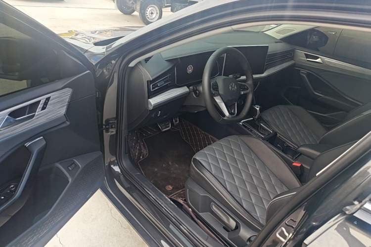 Used Volkswagen Sagitar 2023 300TSI DSG Excellence Edition Driver Seat