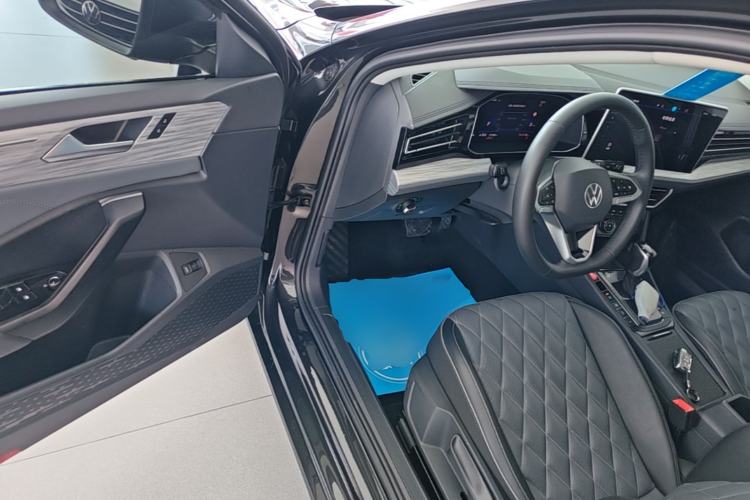 Used Volkswagen Sagitar 2023 300TSI DSG Excellence Edition Driver Seat