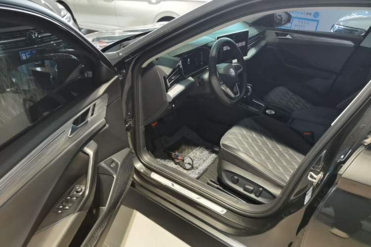 Used Volkswagen Sagitar 2023 300TSI DSG Excellence Edition Driver Seat