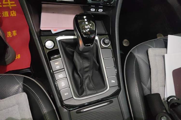 Used Volkswagen Sagitar 2023 300TSI DSG Excellence Edition Gear Lever