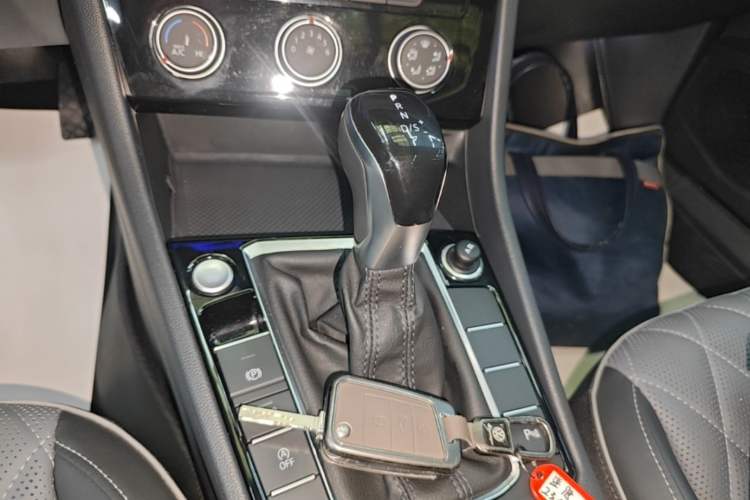 Used Volkswagen Sagitar 2023 300TSI DSG Excellence Edition Gear Lever