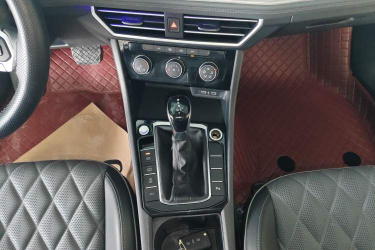 Used Volkswagen Sagitar 2023 300TSI DSG Excellence Edition Gear Lever