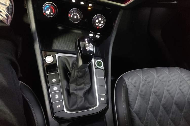 Used Volkswagen Sagitar 2023 300TSI DSG Excellence Edition Gear Lever