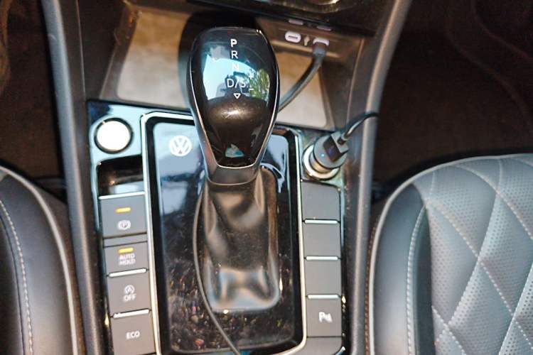Used Volkswagen Sagitar 2023 300TSI DSG Excellence Edition Gear Lever
