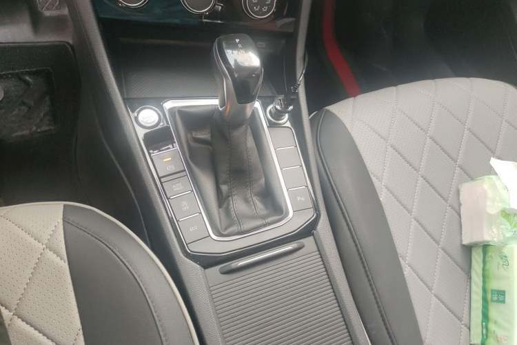 Used Volkswagen Sagitar 2023 300TSI DSG Excellence Edition Gear Lever