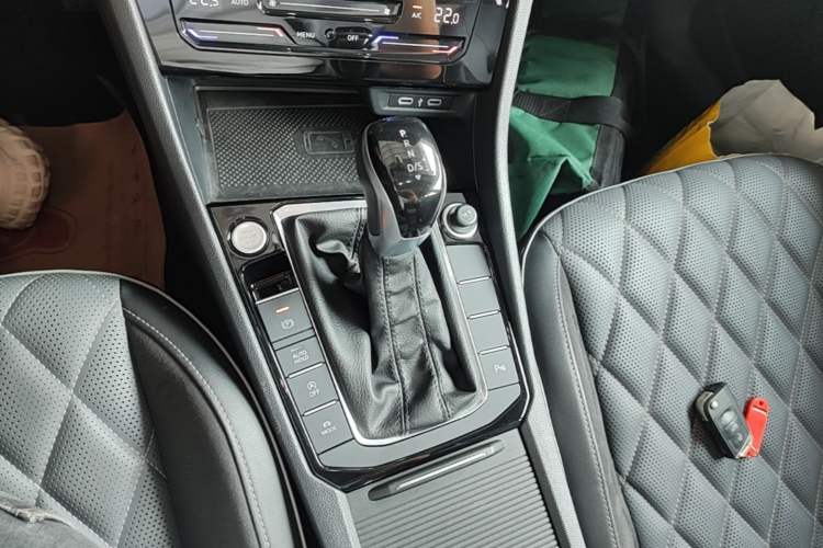 Used Volkswagen Sagitar 2023 300TSI DSG Excellence Edition Gear Lever