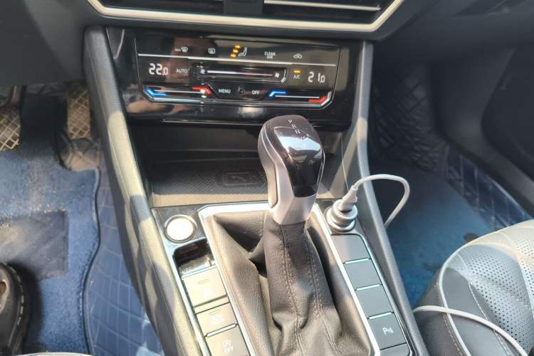 Used Volkswagen Sagitar 2023 300TSI DSG Excellence Edition Gear Lever