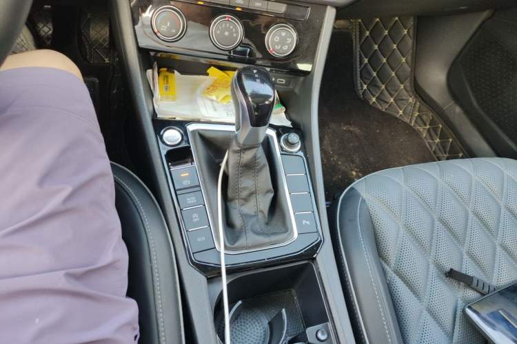 Used Volkswagen Sagitar 2023 300TSI DSG Excellence Edition Gear Lever