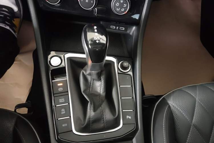 Used Volkswagen Sagitar 2023 300TSI DSG Excellence Edition Gear Lever