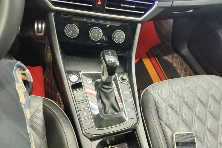 Used Volkswagen Sagitar 2023 300TSI DSG Excellence Edition Gear Lever