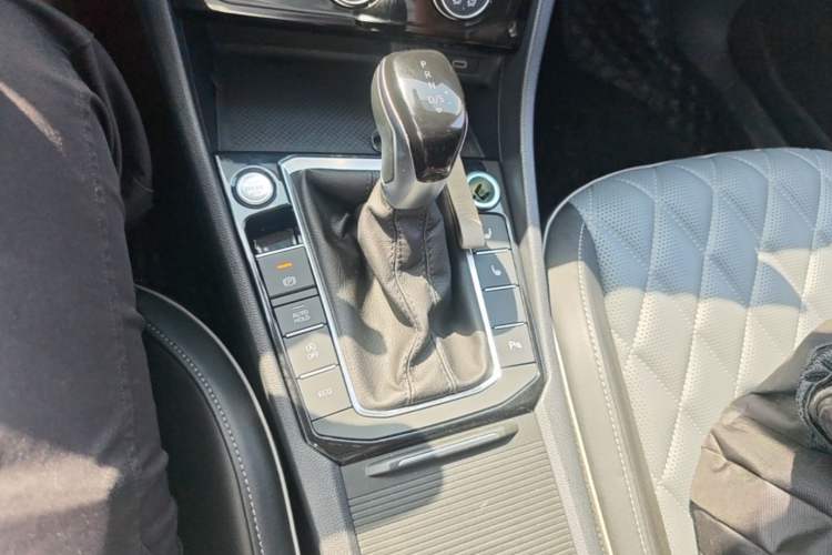 Used Volkswagen Sagitar 2023 300TSI DSG Excellence Edition Gear Lever
