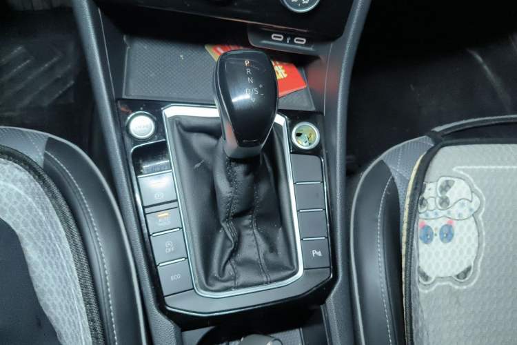 Used Volkswagen Sagitar 2023 300TSI DSG Excellence Edition Gear Lever