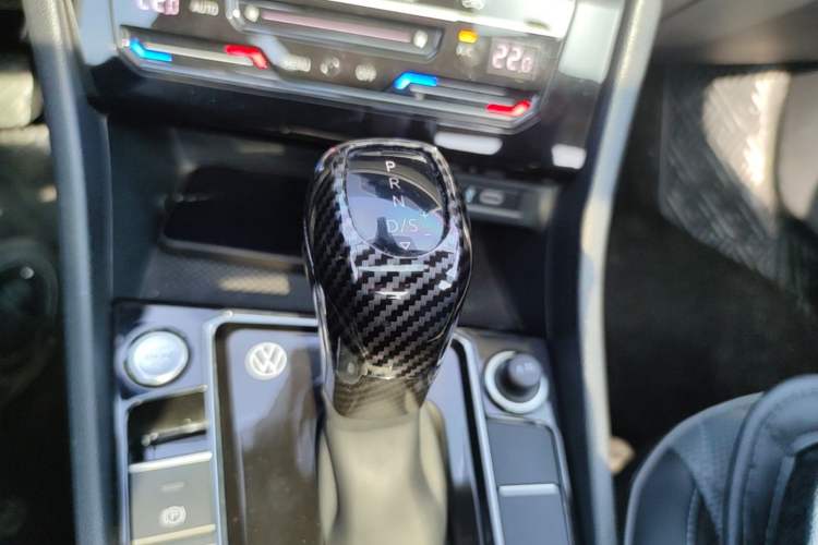 Used Volkswagen Sagitar 2023 300TSI DSG Excellence Edition Gear Lever