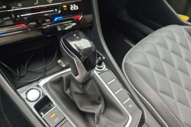 Used Volkswagen Sagitar 2023 300TSI DSG Excellence Edition Gear Lever