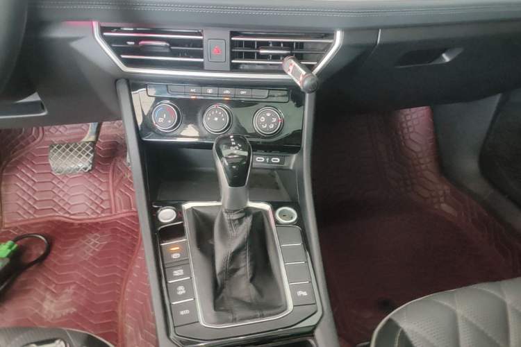 Used Volkswagen Sagitar 2023 300TSI DSG Excellence Edition Gear Lever