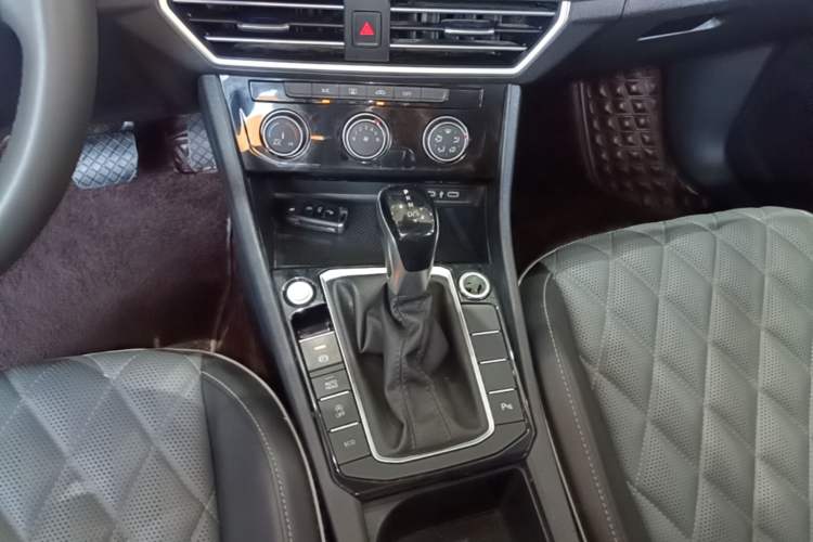Used Volkswagen Sagitar 2023 300TSI DSG Excellence Edition Gear Lever