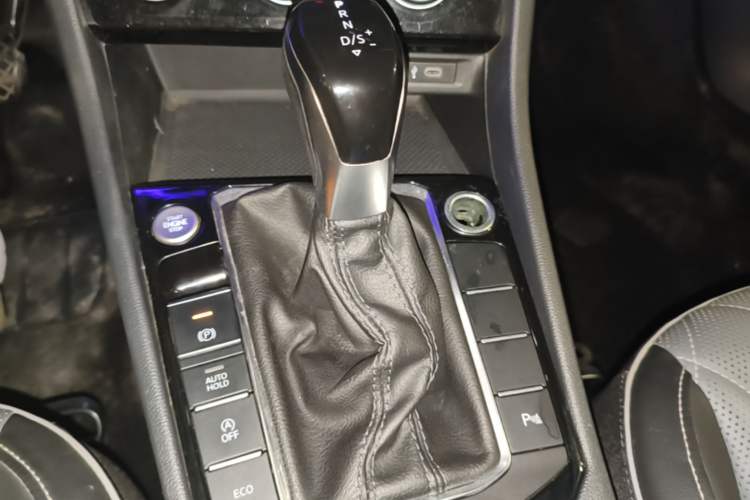 Used Volkswagen Sagitar 2023 300TSI DSG Excellence Edition Gear Lever