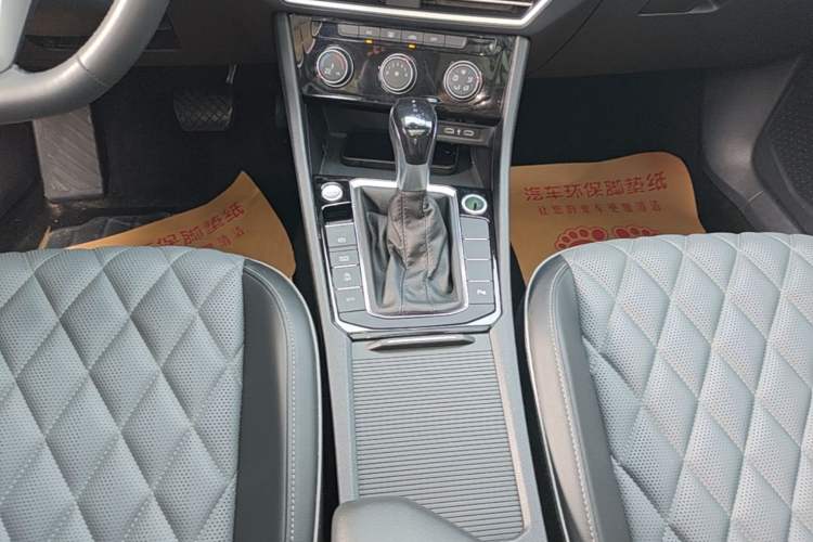 Used Volkswagen Sagitar 2023 300TSI DSG Excellence Edition Gear Lever