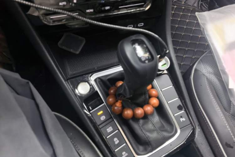 Used Volkswagen Sagitar 2023 300TSI DSG Excellence Edition Gear Lever