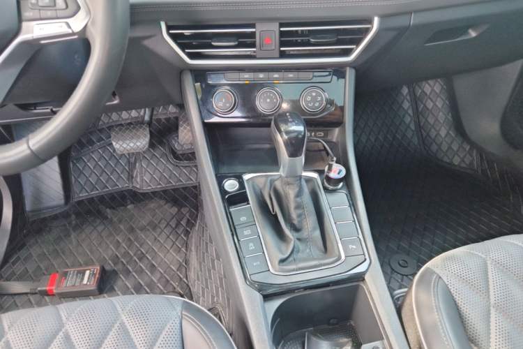 Used Volkswagen Sagitar 2023 300TSI DSG Excellence Edition Gear Lever