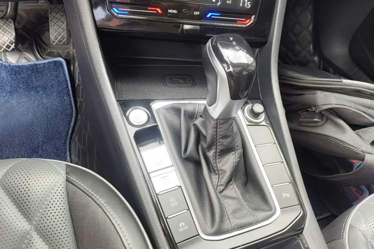 Used Volkswagen Sagitar 2023 300TSI DSG Excellence Edition Gear Lever