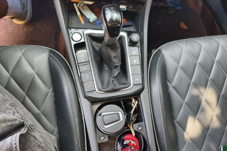 Used Volkswagen Sagitar 2023 300TSI DSG Excellence Edition Gear Lever