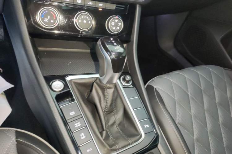 Used Volkswagen Sagitar 2023 300TSI DSG Excellence Edition Gear Lever