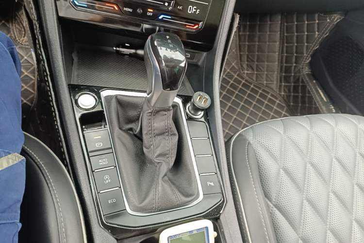 Used Volkswagen Sagitar 2023 280TSI DSG Excellence Edition Gear Lever