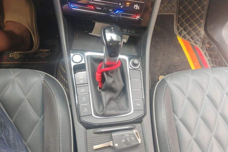 Used Volkswagen Sagitar 2023 300TSI DSG Excellence Edition Gear Lever