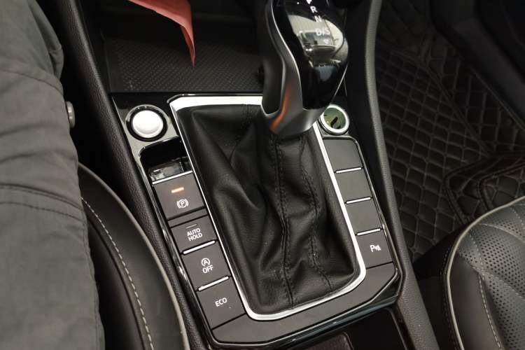 Used Volkswagen Sagitar 2023 300TSI DSG Excellence Edition Gear Lever