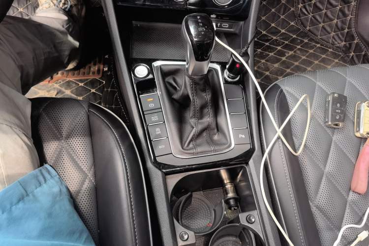 Used Volkswagen Sagitar 2023 300TSI DSG Excellence Edition Gear Lever