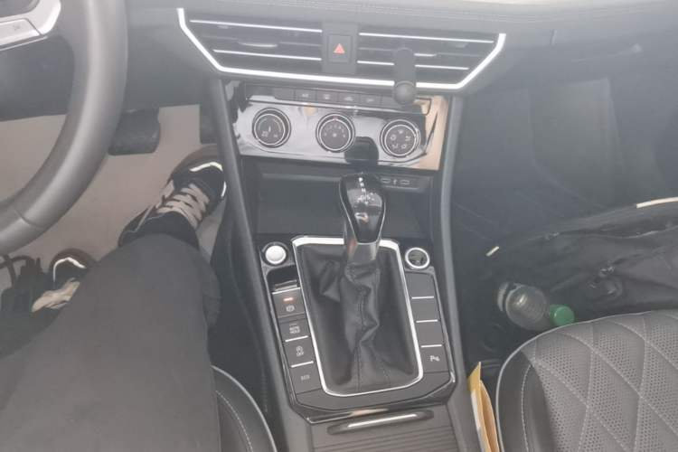 Used Volkswagen Sagitar 2023 300TSI DSG Excellence Edition Gear Lever