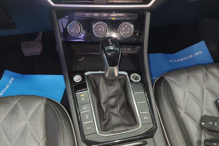 Used Volkswagen Sagitar 2023 300TSI DSG Excellence Edition Gear Lever
