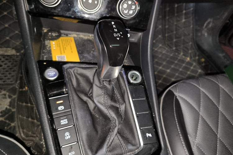 Used Volkswagen Sagitar 2023 300TSI DSG Excellence Edition Gear Lever